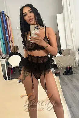 Valeria gallery image 18