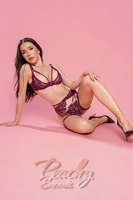 Lara gallery image 12